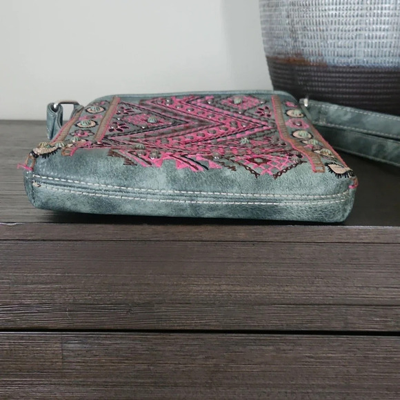 - P&G Tribal Print Crossbody Bag - Picture 8 of 10